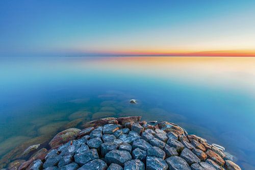 Ein schöner Sonnenuntergang mit schönem, klarem Wasser.