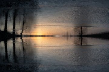Reflectie van zonlicht en bomen in het water 1 van Heidemuellerin