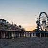 Pier Scheveningen reuzenrad bij zonsondergang vanaf het strand van Erik van 't Hof