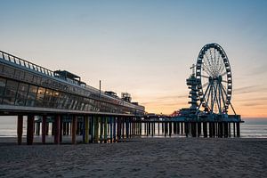 Pier Scheveningen Riesenrad bei Sonnenuntergang vom Strand aus von Erik van 't Hof