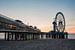 Pier Scheveningen reuzenrad bij zonsondergang vanaf het strand von Erik van 't Hof