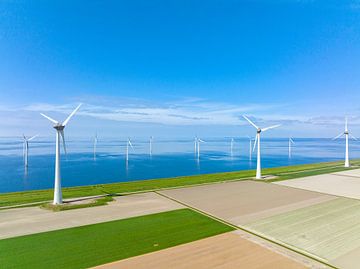 Windturbines op een dijk en voor de kust tijdens de lente van Sjoerd van der Wal Fotografie