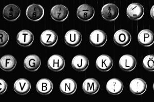 Schreibmaschinentasten sind schwarz-weiß abgebildet von Falko Follert