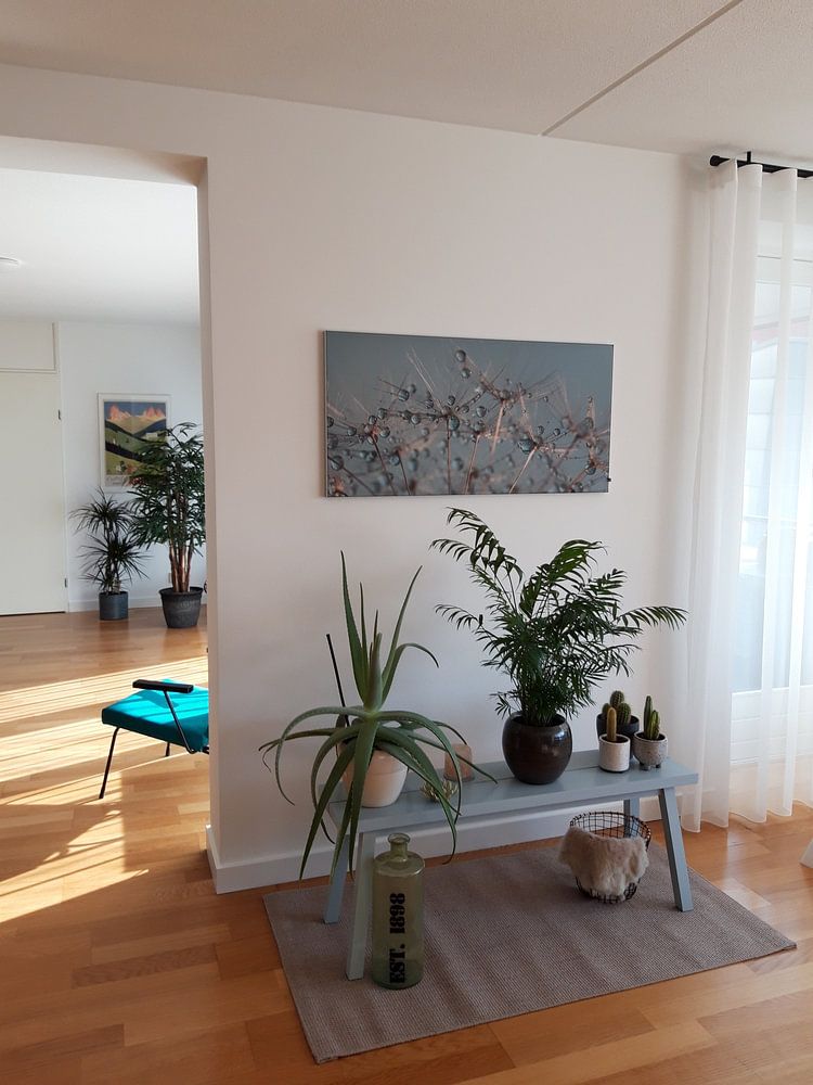 Panorama abstrait de gouttelettes reposant sur des peluches dorées  par Marjolijn van den Berg 