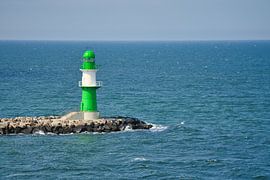 Grüner, weißer Leuchtturm an der Ostsee