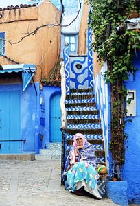Femme berbère dans des sphères bleues