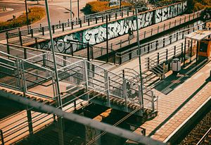 Bahnhof Spaarnwoude (bei Haarlem) – Treppen & Bahnsteige im Abendlicht | urbane Bahnfotografie