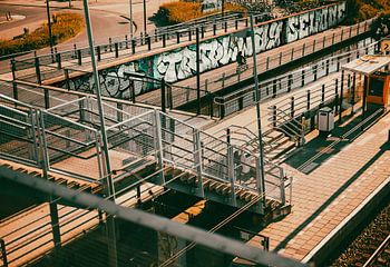 Bahnhof Spaarnwoude (bei Haarlem) – Treppen & Bahnsteige im Abendlicht | urbane Bahnfotografie