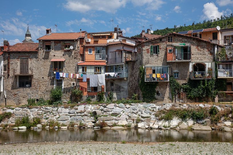 Huizen langs de rivier in Millesimo, Piemont, Italie van Joost Adriaanse