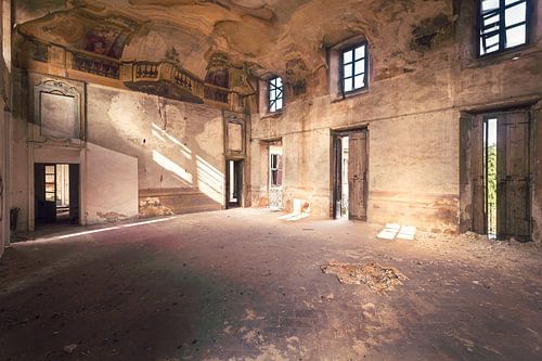 Chambre abandonnée avec peinture.