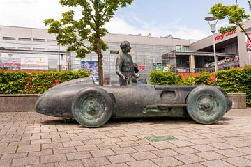 Monument voor Juan Manuel Fangio en de Mercedes-Benz Silver Arrow uit 1954 op de Nürburgring van Merijn Loch