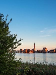 Blick über die Warnow auf die Hansestadt Rostock