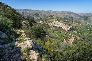 Benimaurell, grüne Felder und das Vall de Laguar