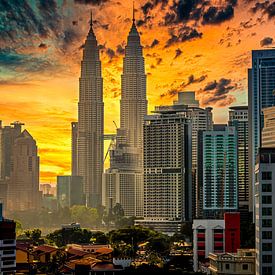 Blick auf Zentrum von Kuala Lumpur in Malasia inMorgendämmerung von Dieter Walther