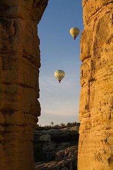 Luchtballonnen in de ochtendlucht in Cappadocia, Turkije