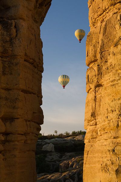 Luchtballonnen in de ochtendlucht in Cappadocia, Turkije van Johan Zwarthoed
