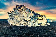 IJsblok op het strand van Jökulsárlón tijdens zonsondergang in IJsland van Sjoerd van der Wal Fotografie thumbnail