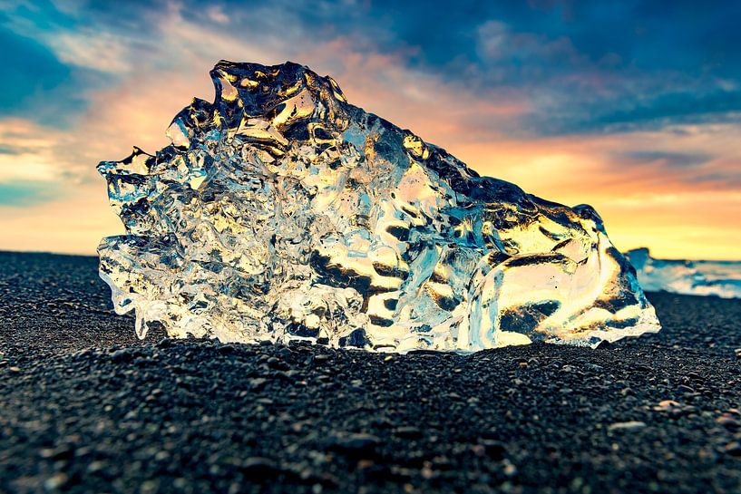 IJsblok op het strand van Jökulsárlón tijdens zonsondergang in IJsland van Sjoerd van der Wal Fotografie