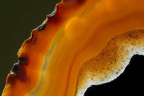 Doorsnede van een agaat geode met zonlicht