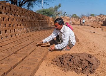 India: Arbeider steenfabriek (Barwa) van Maarten Verhees