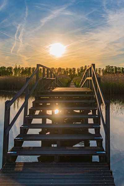 Houten bruggetje bij zonsondergang II van Jurjen Jan Snikkenburg