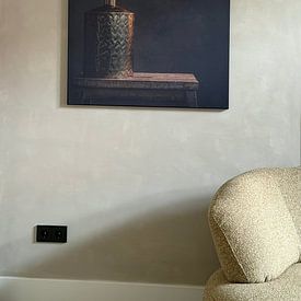 Kundenfoto: Stillleben mit goldener Vase vor dunklem Hintergrund von Joey Hohage, als ArtFrame