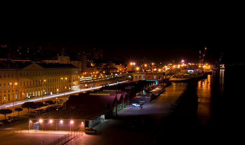 Anlegerhafen Lissabons bei Nacht von Tanja Riedel
