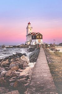 Lighthouse at sunset (Marken) sur Alessia Peviani