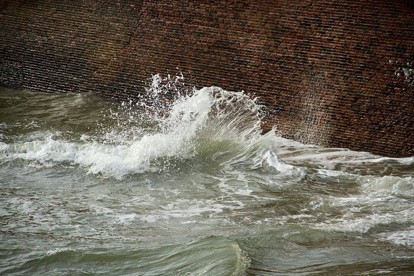 Opspattende golven by Abra van Vossen