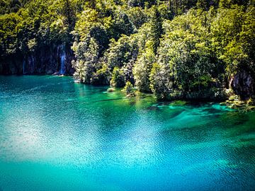 de helderste diepste turquoise kleuren van Plitvice National Park in Kroatie. van BJ Fleers