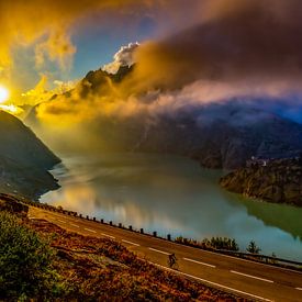 Zonsondergang op Grimselpas, Zwitserland van Freek van Oord