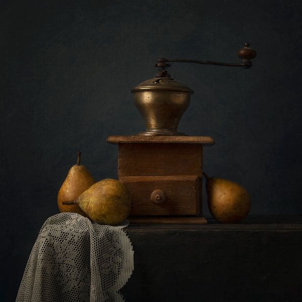 Nature morte avec un moulin à café par Carolien van Schie