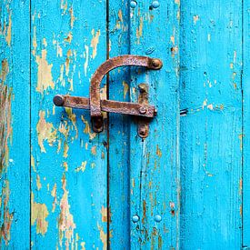 Vintage blauwe deur met oud roestig beslag van Jenco van Zalk