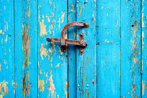 Blaue Vintage-Tür mit alten rostigen Beschlägen