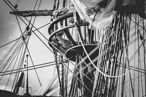 Schwarz-weißes Foto des Krähennestes im Mast eines alten Segelboots