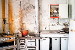 Keuken in Verval. van Roman Robroek - Foto's van Verlaten Gebouwen