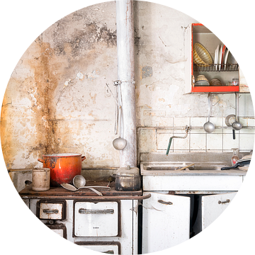 Keuken in Verval. van Roman Robroek - Foto's van Verlaten Gebouwen