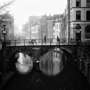 Straßenfotografie in Utrecht. Die Maartensbrug und die Oudegracht in schwarz-weiß