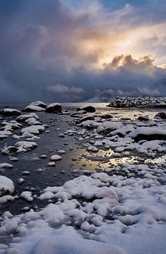 Winter landschap en zonsondergang op Godøy, Ålesund, Noorwegen van qtx