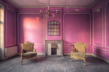 Urbex - Pink Room van Angelique Brunas