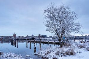 Blick über die Warnow auf die Hansestadt Rostock im Winter