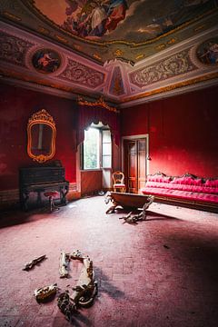 Villa rouge abandonnée avec piano.