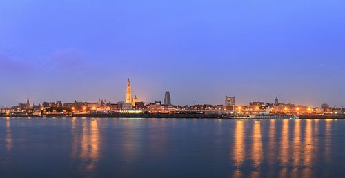 Antwerpen panorama met reflectie in de Schelde