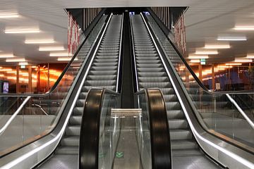 Escaliers mécaniques symétriques dans le Forum de Groningue sur Daphne Dorrestijn