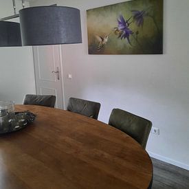Kundenfoto: Kolibri mit violetter Blüte und grünem Hintergrund von Diana van Tankeren, auf leinwand