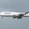 Boeing 747-8 de Lufthansa pour le transport de passagers. sur Jaap van den Berg