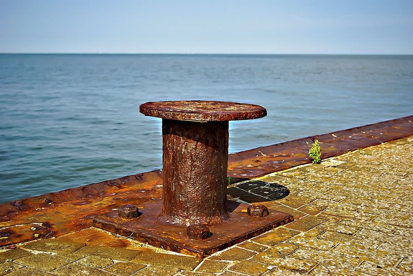 A rusty bollard by Norbert Sülzner