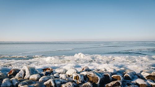 IJs in het IJsselmeer langs de dijk in Almere, Nederland | Sneeuw landschappen in ee van Evelien Lod