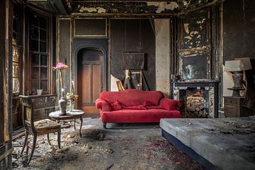Das rote Sofa in einem verbrannten Schloss