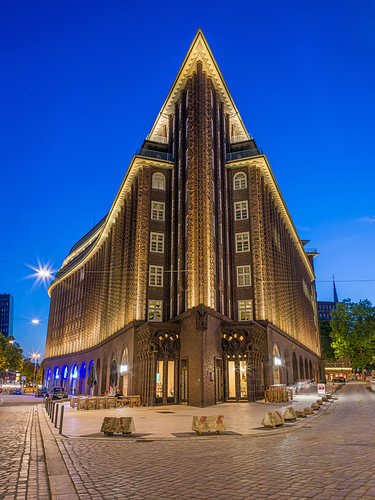 Hamburg - Beleuchtetes Chilehaus zur Blauen Stunde
